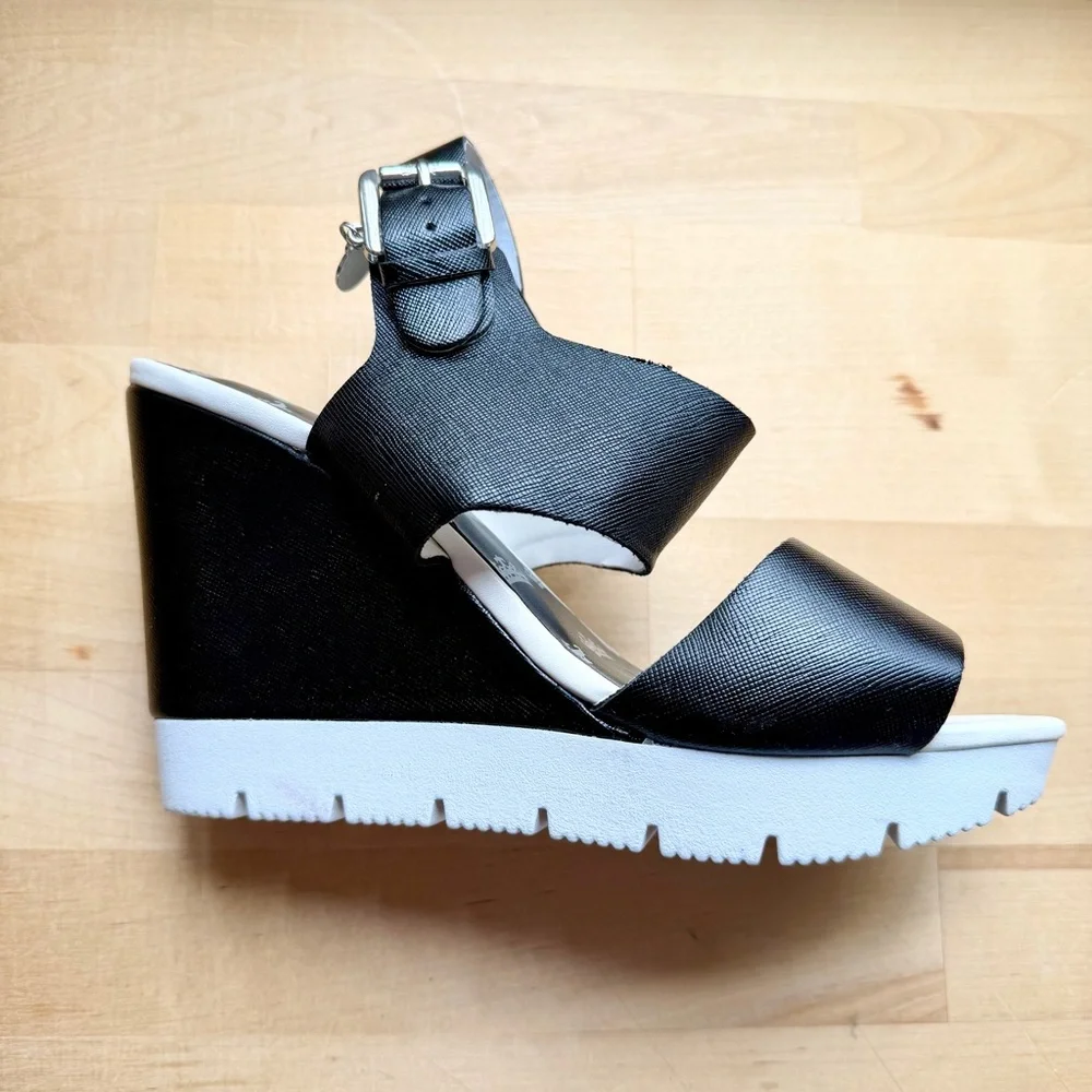 Juicy Couture Trish Black White Platform Wedge Sandals Women Size 7.5 Y2K Note